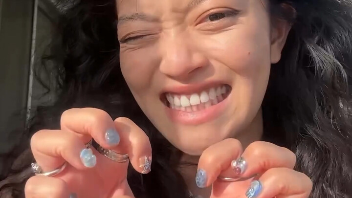 Chị gái làm một bộ nail phong cách đại dương khi ở nước ngoài