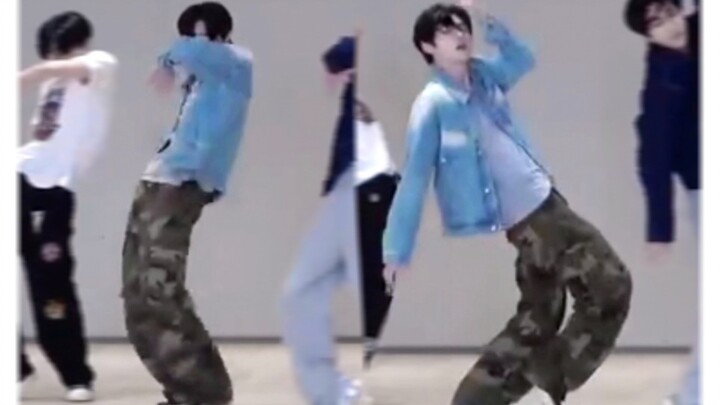 Gerakan melipat kaki seperti busur yang terbuka, sangat mirip! Setiap kali menendang, kekuatan yang 