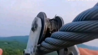 国外老哥高空滑铁索的 惊险瞬间 差点就寂了