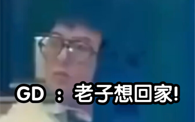 Lee Joo-hee lagi pilih-pilih baju, sementara G-Dragon udah nggak sabar banget! Hahaha! Keliatannya b