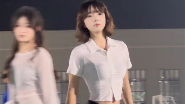 【جامعة هوبي للعلوم والتكنولوجيا】: الزميلة الأكبر تقدم عرضًا في الملعب، جرّب أن تتألم قليلاً!