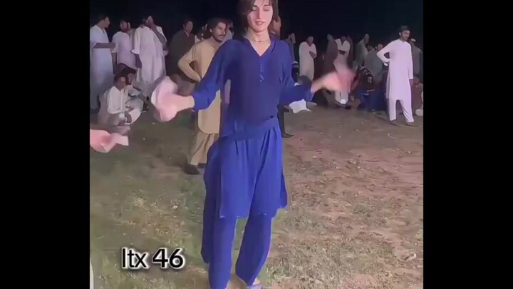 阿富汗的年轻男子装扮成女性，为年长男人跳舞。