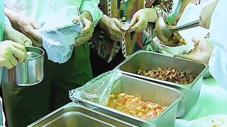 饭堂偷工减料，女首长为此摆路边摊
