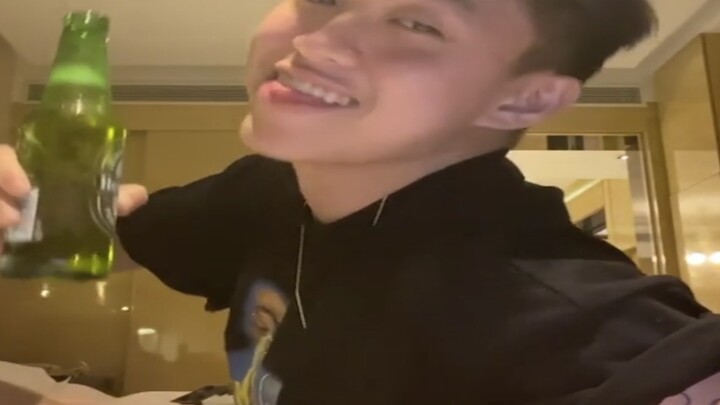 【Rich Brian】Hari ini ulang tahunku, senang banget! Aku bakal nyanyiin lagu buat kalian~