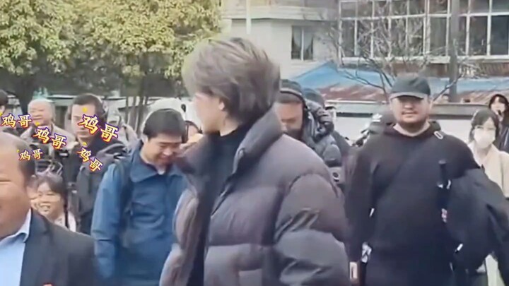 Bạn nhỏ áp sát vị Tông chủ rồi tung chiêu lớn, lớn tiếng gọi: "Anh Gà ơi! Anh Gà ơi!"