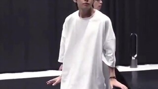 【فرقة BTS】200202 تحديث رسمي لـ BTS على إنستغرام: مجموعة مقاطع فيديو قصيرة من استوديو التدريب لرقصة B