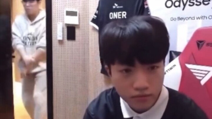 เคเรียร้องเพลงเบาๆ แล้วเดินเข้าผิดห้อง