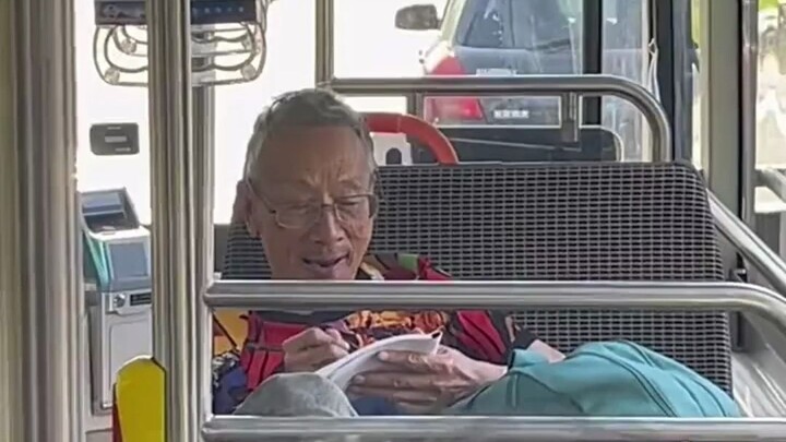 Di dalam bus, secara tak sengaja bertemu dengan seorang kakek yang gemar melukis; ia pun dengan rama