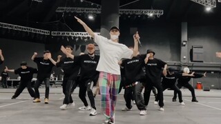 【张艺兴】微博更新：Surprise！新舞台们，准备完毕！