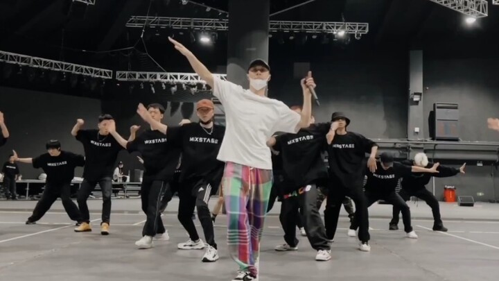 [จางอี้ซิง] อัปเดต Weibo: เซอร์ไพรส์! เวทีใหม่พร้อมแล้ว!