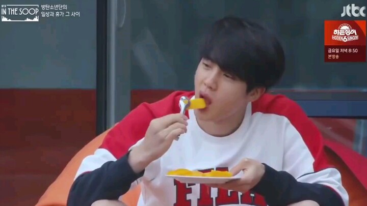 [Kim Seok-jin] Eating mango elegantly in the rainy summer and almost choking the next second hhh