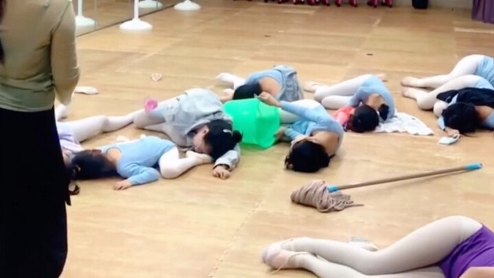 Ballet Dancers Play Plants vs. Zombies