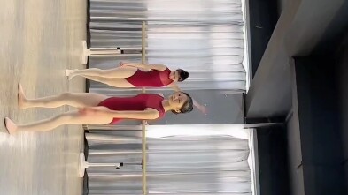 Sinh viên múa luyện tập