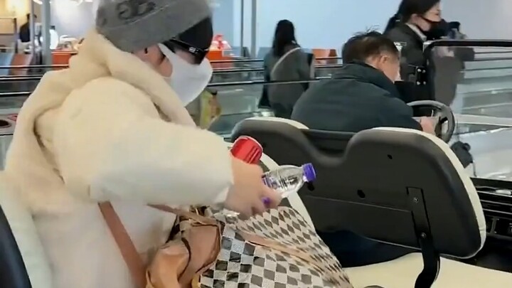 The main bag really looks like a migrant worker who’s finally home for the New Year after a year of 