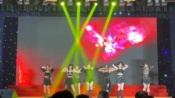 The graduation party dance "step back" is so exciting!!!