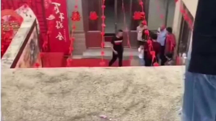 Anak ini hebat, mau makan dua kali cuma pakai satu porsi!