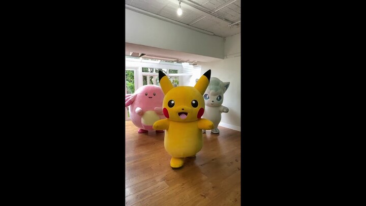 #Pikachu , #AlolanVulpix , dan #Chansey mencoba tantangan menari tarian Love Lee?? 🎶💕