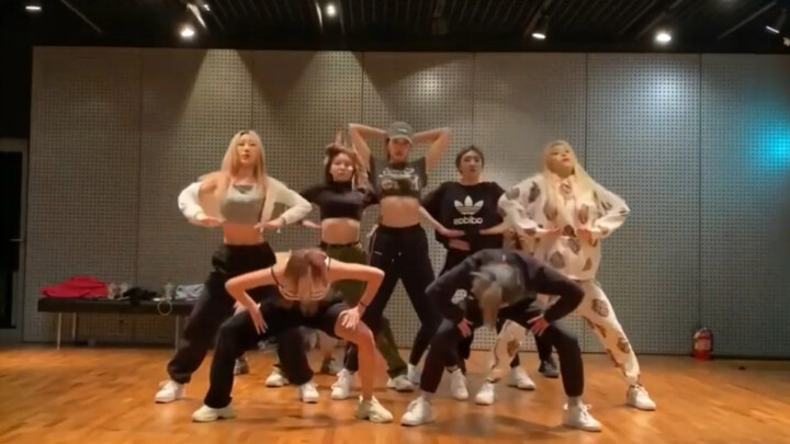 Lisa - Sexy and Hot Dance to "Señorita"