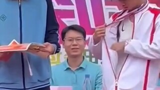 Gần đây, tại Quảng Đông, một buổi họp mặt thể thao của trường đã bất ngờ được bắt gặp với hình ảnh m