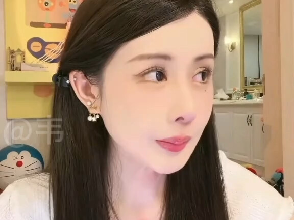 Ketika pekerjaan siaran langsungnya terganggu oleh putra Qin Fen, King, Wei Xue tetap begitu tenang—