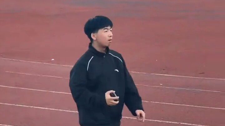 Trên sân trường xuất hiện một chú Hạo Long Gia Hào