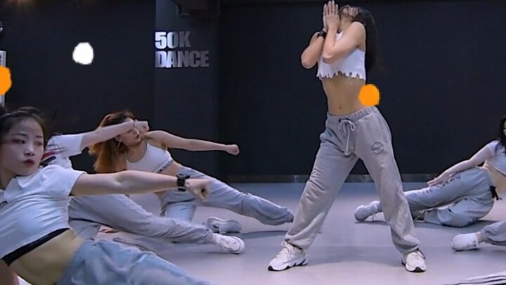 What a magical cover! MAMAMOO Hwasa's latest solo song Maria Dance Studio Edition