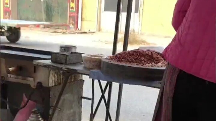 Đang ăn bánh bao nhân thịt lừa thì chợt phát hiện chai ớt, cư dân mạng: Quán này thật có tâm,...