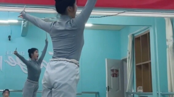 Rincian segmen tari besar "Jalan Musim Semi di Aliran Hujan", karya asli dan unit pertunjukan: Unive