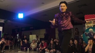 Waktunya pas banget! Penampilan tari lambaian tangan yang berani namun feminin dari sang wasit, mena