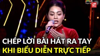 Nữ ca sĩ chép lời bài hát ra tay khi biểu diễn trên sóng trực tiếp