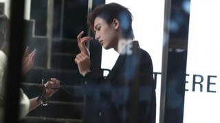 يا أخواتي، ما أروعه! زانغ لينغ خه هو الوحيد خلال العشرين سنة الماضية في الوسط الفني الصيني الذي استط