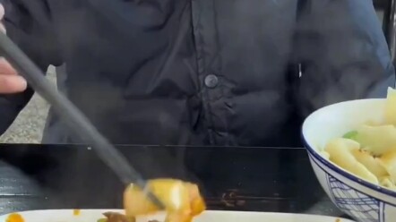 สาวพาพ่อตาไปกินข้าวนอกบ้าน โกหกเรื่องราคาเพื่อให้ผู้สูงอายุสบายใจ