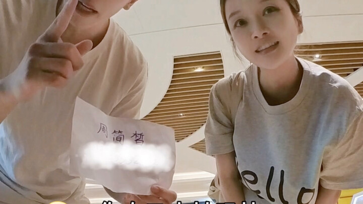 记录两岁多宝宝第一次独立拍证件照！