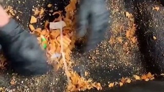 给一辆超级脏的汽车做大扫除，看得又恶心又酸爽！