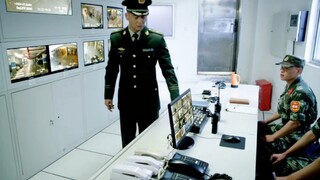 男人在监控室里发现了一个奇怪的装置