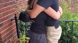 شاب يتنكر في هيئة ساعي بريد ليقدم مفاجأة لصديق لم يره منذ فترة طويلة.