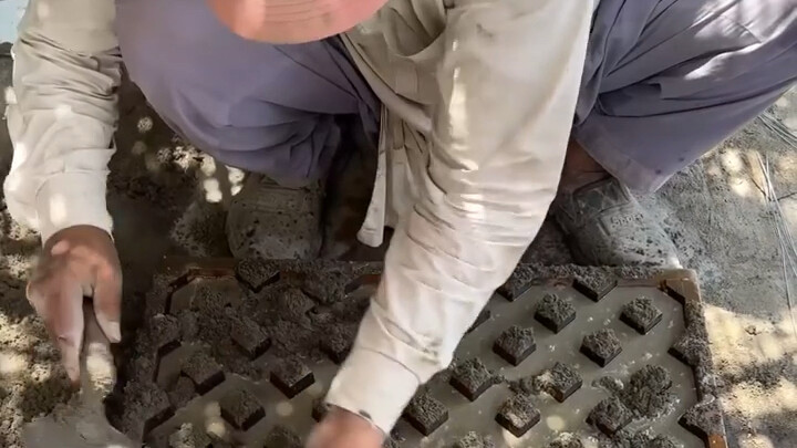 Đổ xi măng đã trộn đều vào khuôn, thế là ra ngay một tấm hoa văn bằng xi măng.