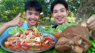 ขาหมูพะโล้เปื่อยนุ่ม กับส้มตำปูปลาร้ารสเด็ด มาแซ่บๆด้วยกันนะครับ.