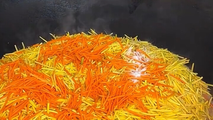 新疆街头大锅手抓饭，这一锅能卖6万