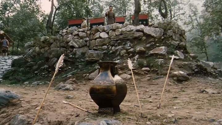 Everyone was throwing arrows and none of them hit the target. Zhang Fei threw a bundle of arrows and
