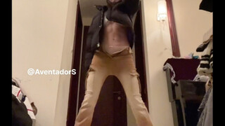 这封面很难去不让我想到擎天柱啊walkittalkit#撩起衣服就是腹肌 #看似纤细实则有肉 #3500学的街舞 #马甲线 #腹肌