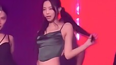 Kuncir kuda kembar + rok kecil seksi! JENNIE HAMILTON "Kamu & Aku"