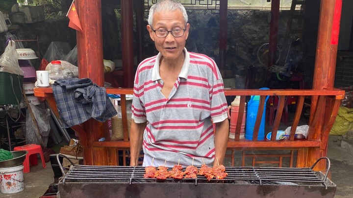 I finally found Mr. Li, who once ruled Chengdu’s barbecue scene for 20 years! Back in the day, he us