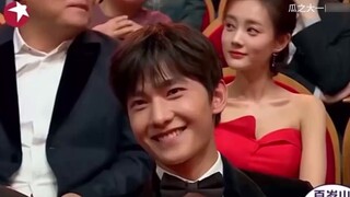 "Cảnh ngôi sao vô tình trở thành thần"