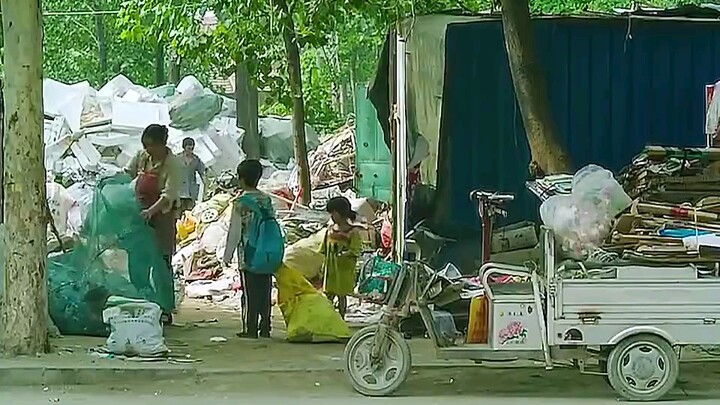 Mẹ mất, bố liệt, một cậu bé gồng mình gánh vác cả gia đình.