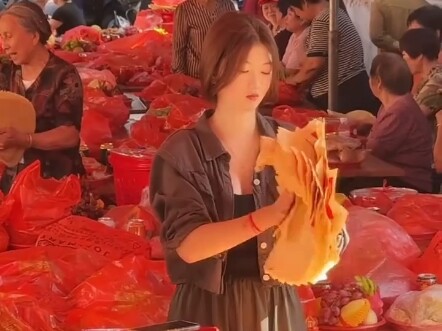 在我们闽南地区 女孩子从小就会的一项技能就是 转金搜  每逢初一十五 逢年过节 都要祭拜