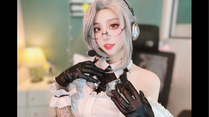 Painter fighting maid cos