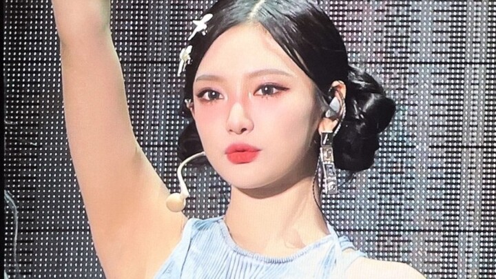 Today’s Ningning, who sang a bit faster while holding on tight, and the earnestly apologizing Ningni