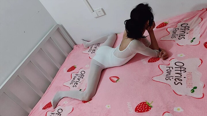 Pose katak dengan kostum tari warna putih juga pasti terlihat cantik, kan?