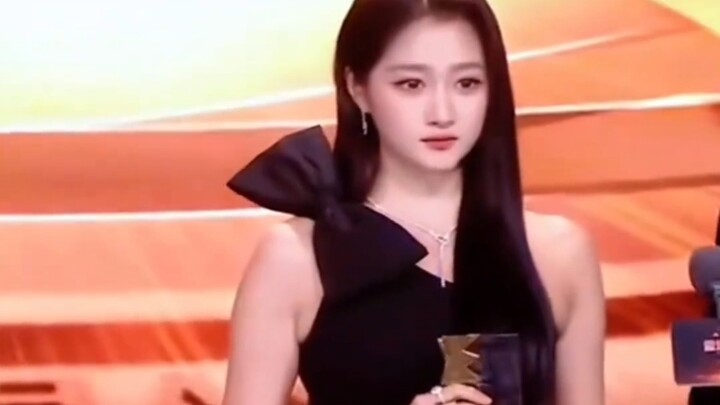 It’s so awkward—Lu Han privately apologized to Guan Xiaotong and begged to get back together, but sh
